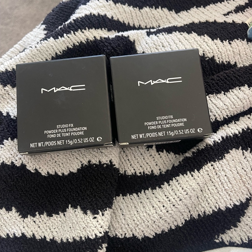 2 MAC studio fix pressed powder NC20